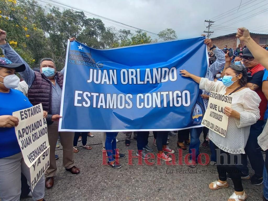 “No está solo”, dicen simpatizantes de JOH que exigen justicia