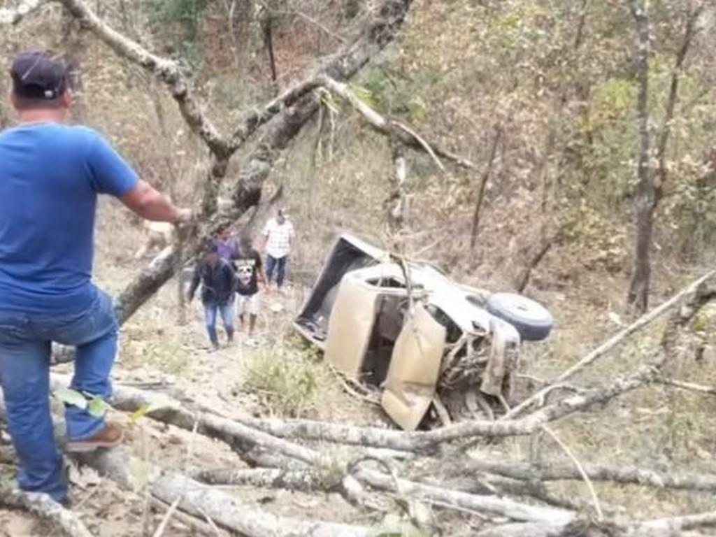 Tres muertos al caer un vehículo a un abismo en carretera a Gualaco