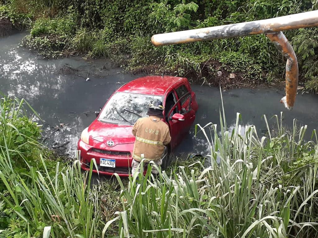 Muere hombre al caer con su auto en un crique en La Lima