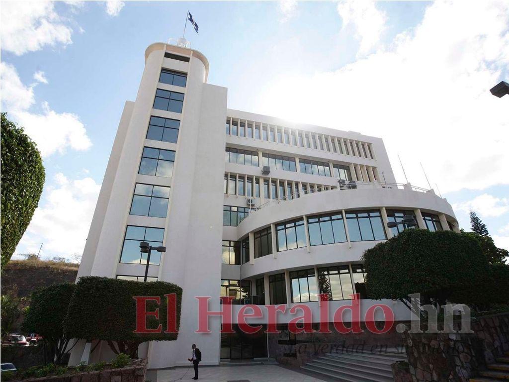 Cancillería batalla con decretos de nombramientos y contratos atados