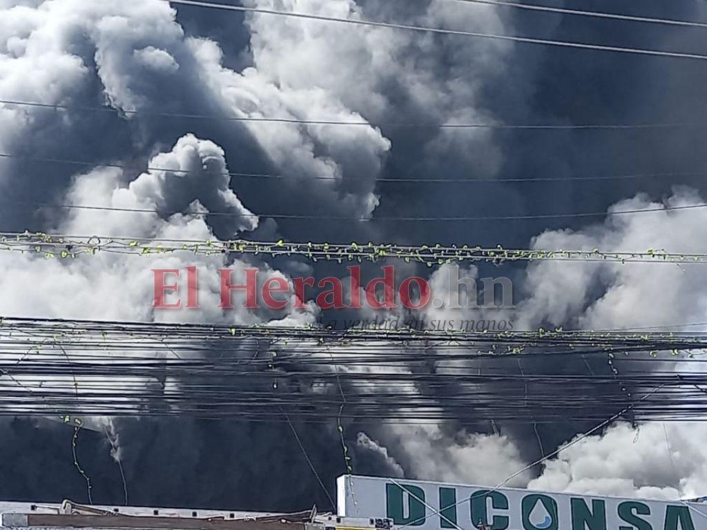 Voraz incendio consume varios negocios y bodegas en la capital