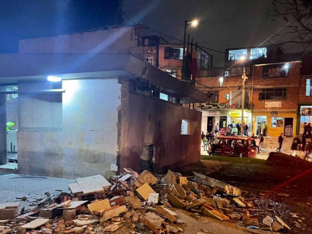 Violento ataque contra la policía en Bogotá deja un niño muerto y 12 heridos