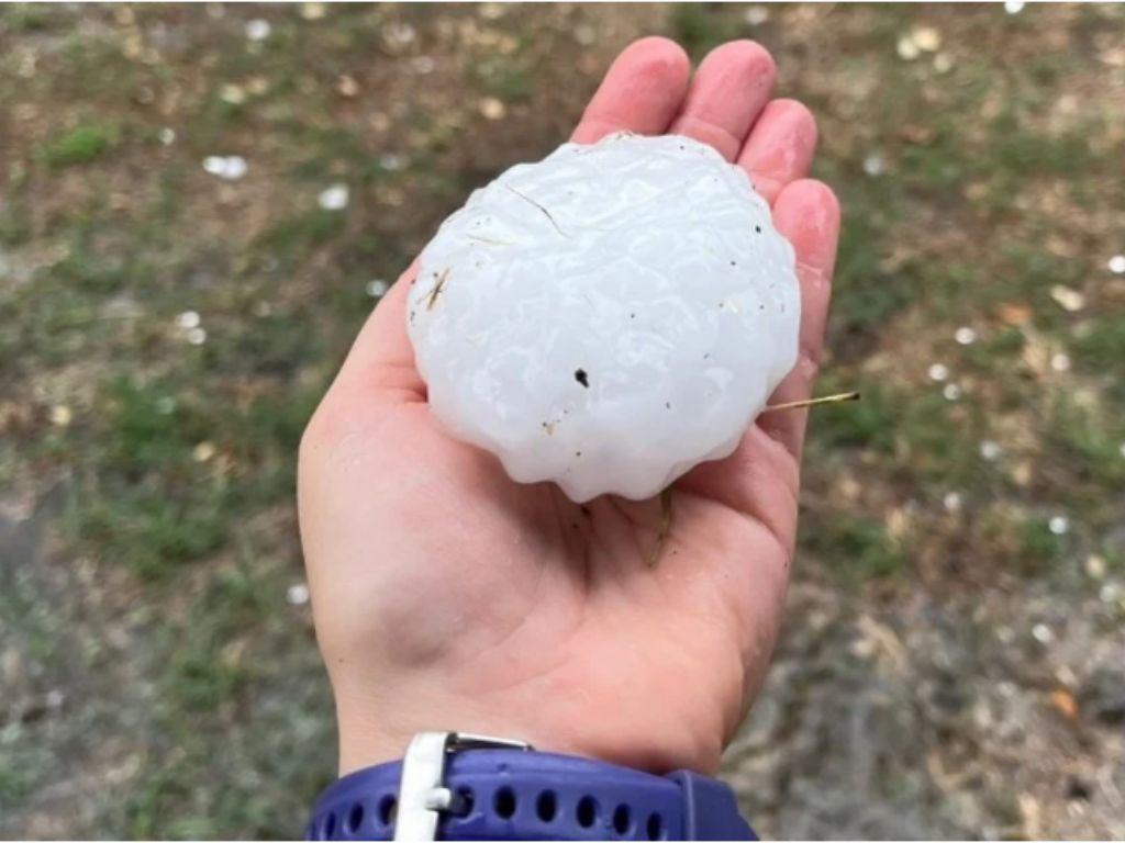 Niña hondureña muere tras ser golpeada por enormes granizos en España