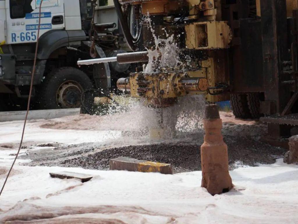 El momento en que brotó el agua durante perforación de pozo en el Distrito Central