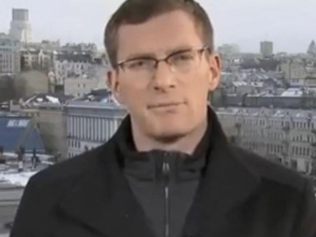 Periodista se viraliza al informar invasión rusa a Ucrania en seis idiomas