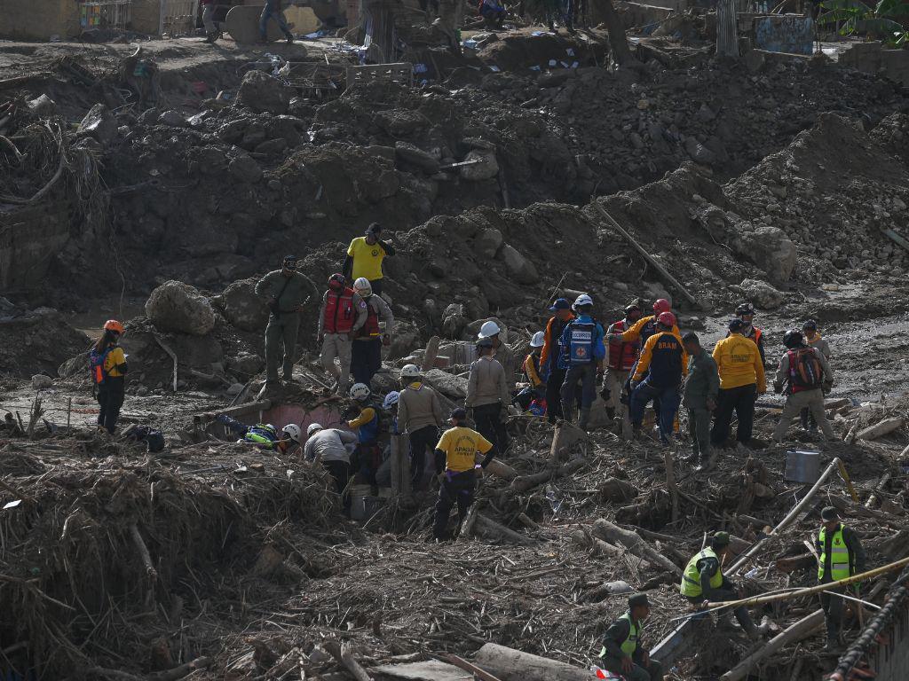 Recuperan 50 cuerpos del deslave que cubrió pueblo venezolano