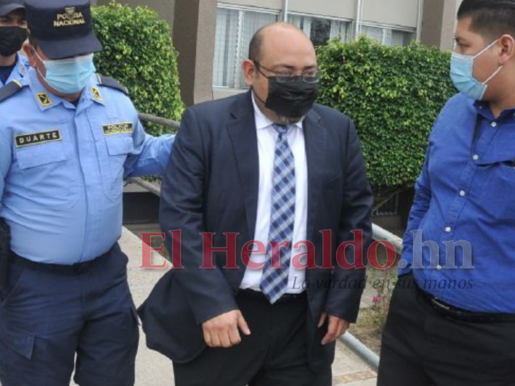 Abogado de JOH dice que el expresidente está en su casa y le están violentando sus derechos