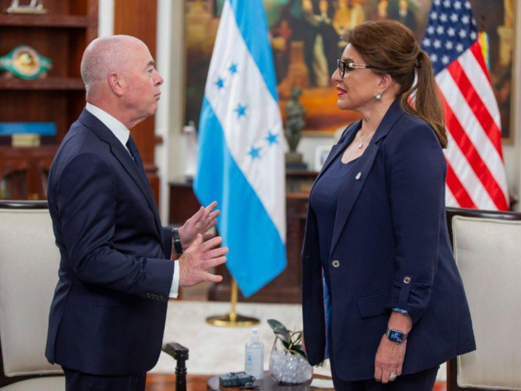 Xiomara Castro y Alejandro Mayorkas pactan ayuda a niños hondureños en la frontera México-EE UU