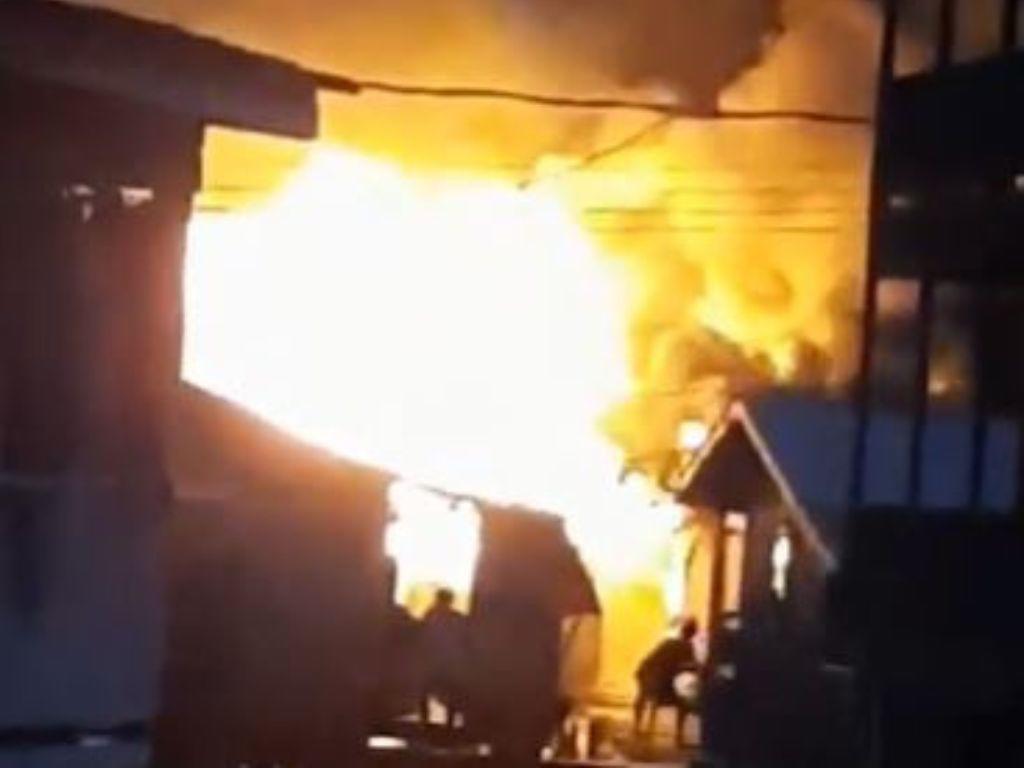 Voraz incendio deja a familias damnificadas en Guanaja