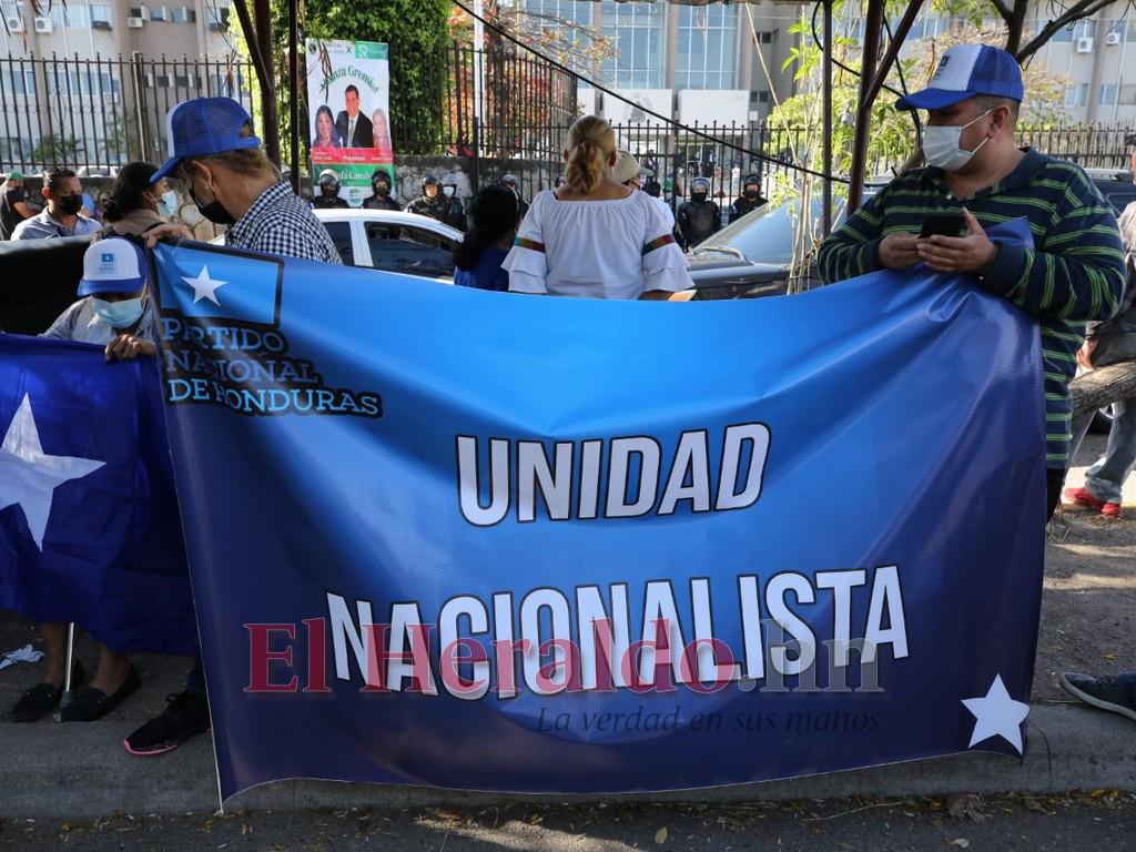 “Él no es narcotraficante”: Simpatizantes nacionalistas acuden a apoyar a Juan Orlando Hernández