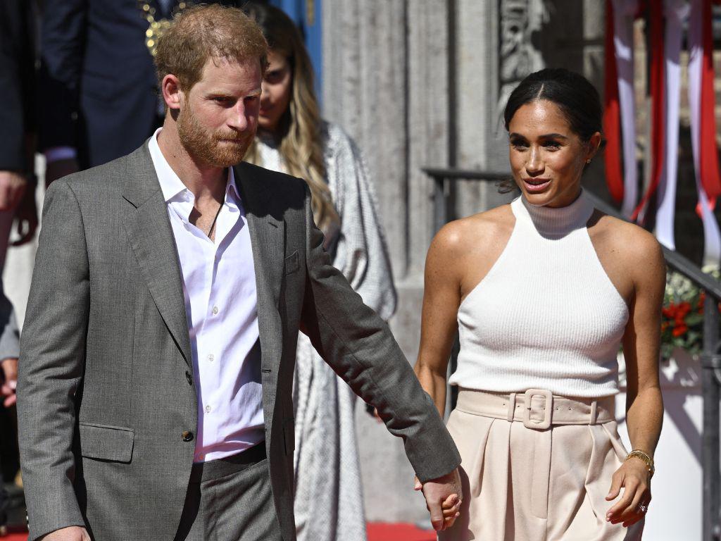 Príncipe Harry y Meghan viajan a Escocia tras problemas de salud de la reina Isabel II