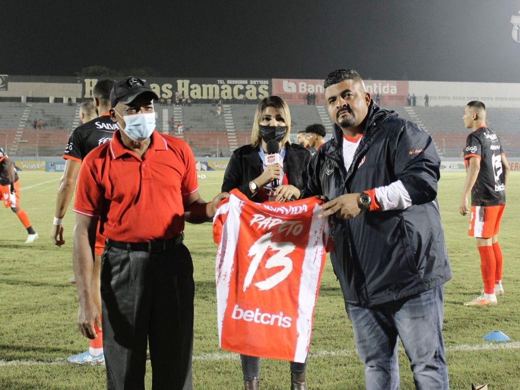 Vida entrega reconocimiento especial a “Papeto” Lobo, figura de la década de los 80