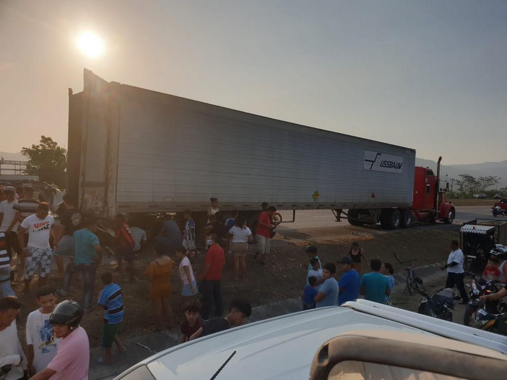 Muere conductor al colisionar en la parte trasera de una rastra en Pimienta, Cortés