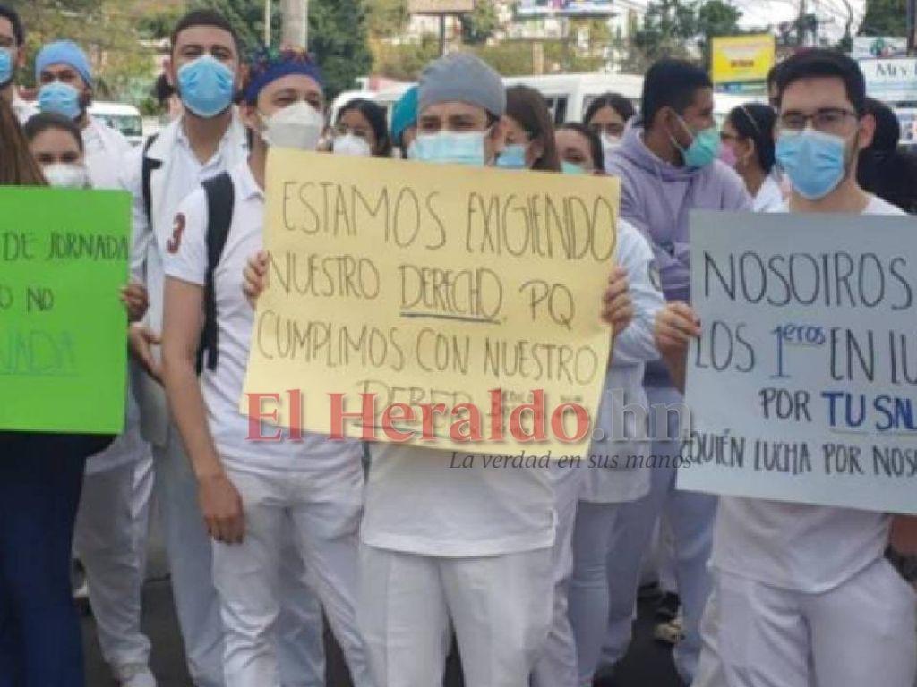 Continúa el conflicto por el otorgamiento de plazas y falta de pago en el sector salud