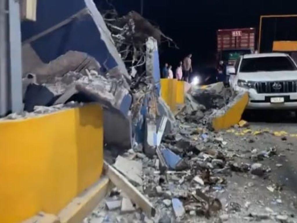 Un muerto deja choque de rastra con caseta de peaje en Santa Cruz de Yojoa