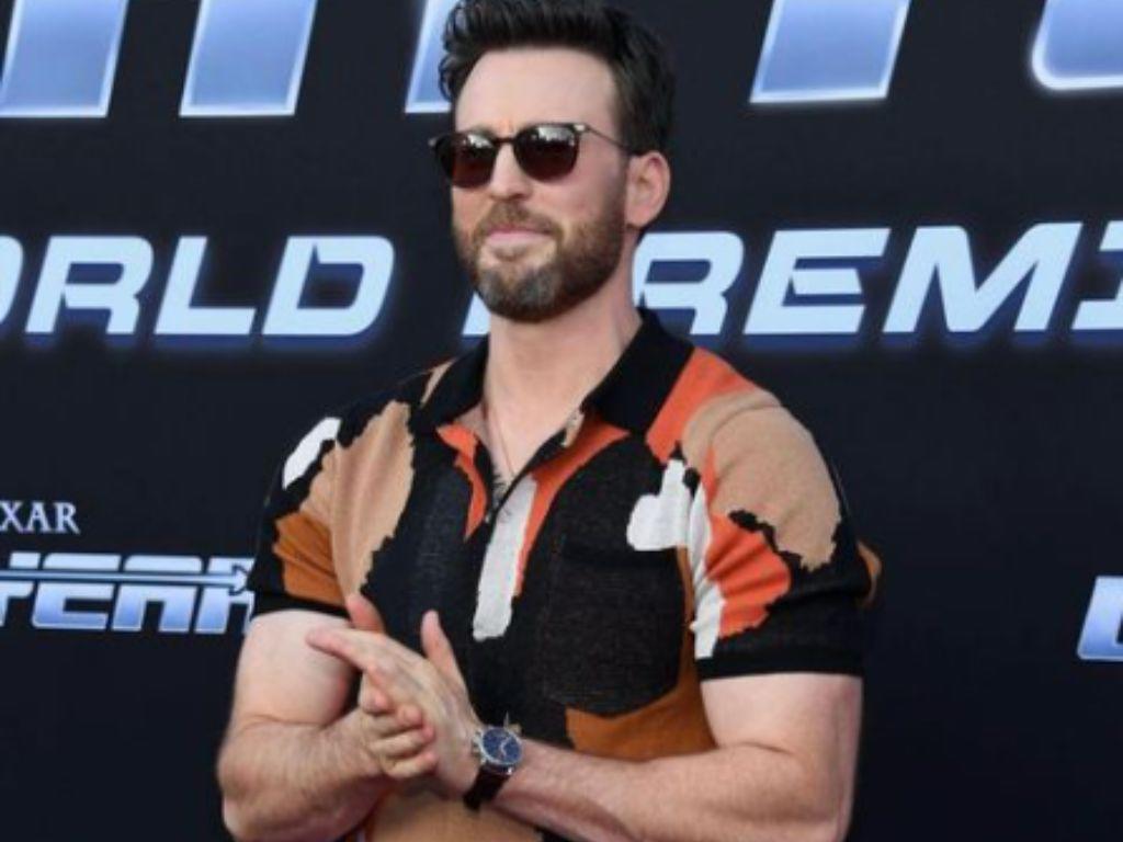 Chris Evans cambia su viejo teléfono y causa furor en las redes sociales