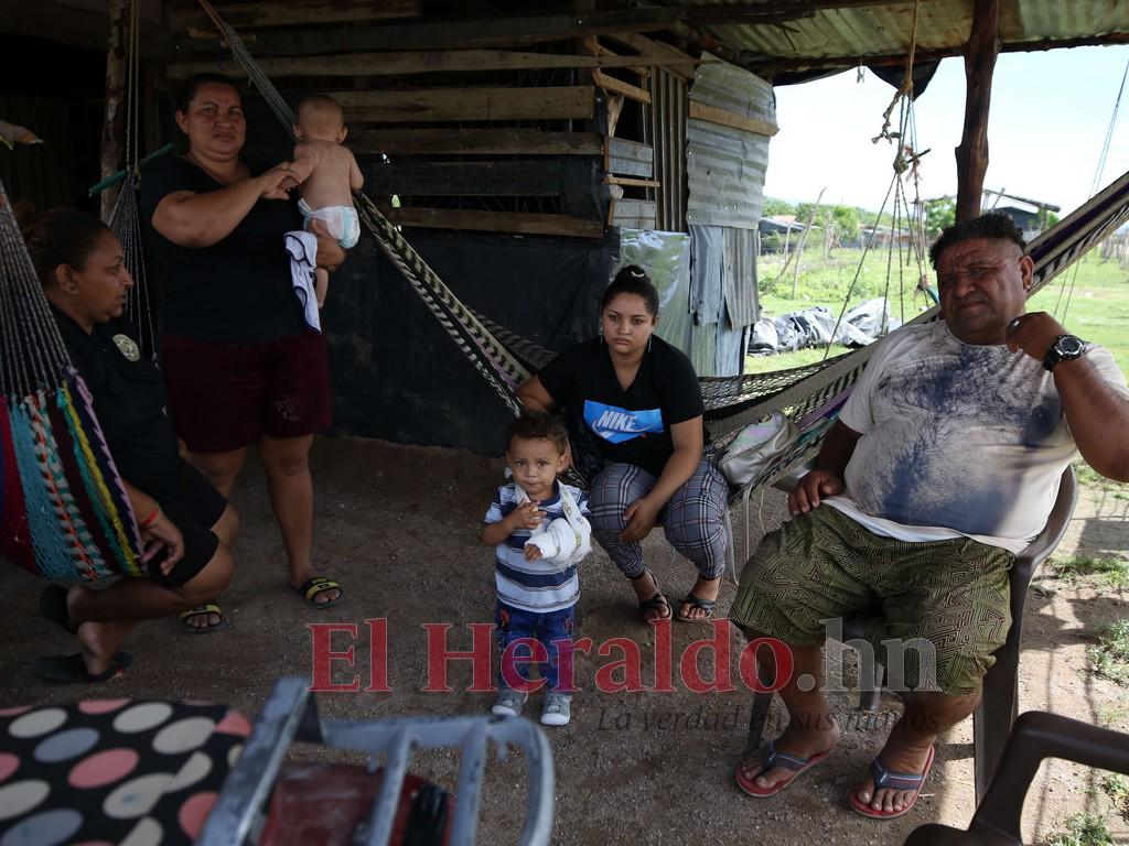 $!Don José Cruz narró a la Unidad Investigativa de EL HERALDO Plus que él llegó con su familia a asentarse hace siete años y que las autoridades municipales no los sacaron, así que se quedaron.
