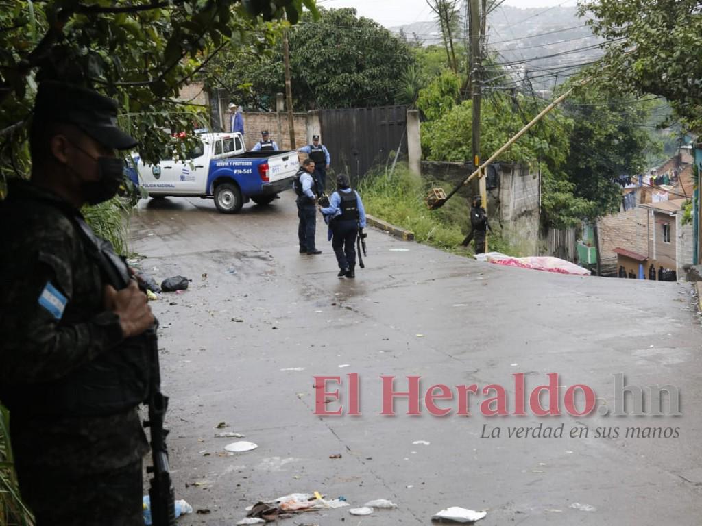 Semidesnudo fue encontrado el cuerpo de un hombre en la colonia Policarpo Paz de la capital