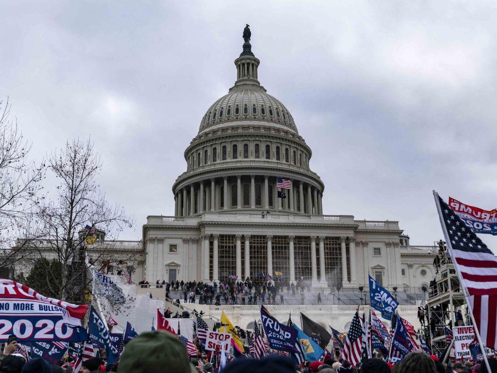 Un atacante del Capitolio condenado a siete años de cárcel en Estados Unidos