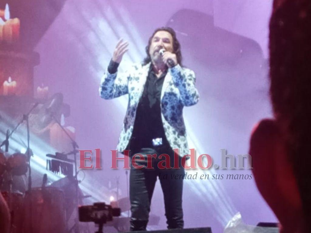 Pese a la lluvia, capitalinos disfrutan el concierto de Marco Antonio Solís