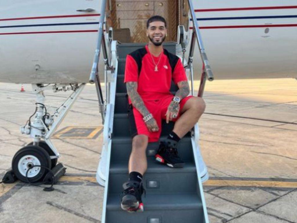 VIDEO: Anuel menciona por error a Karol G durante un concierto