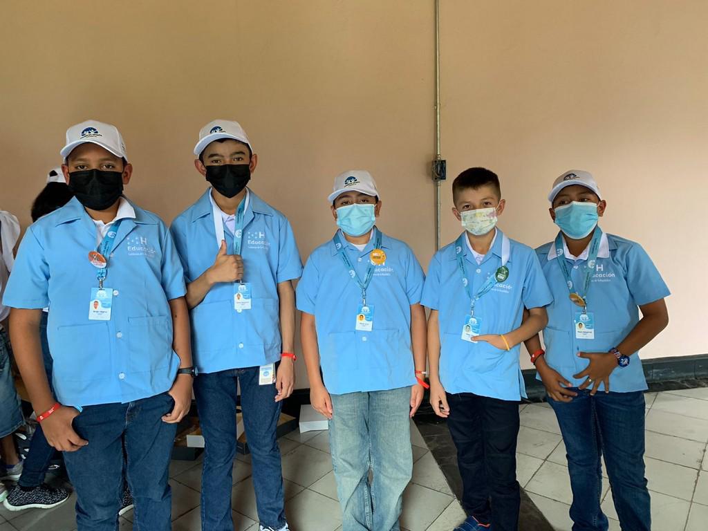 Gabacha azul turquesa será el nuevo uniforme escolar a partir de 2023 en Honduras