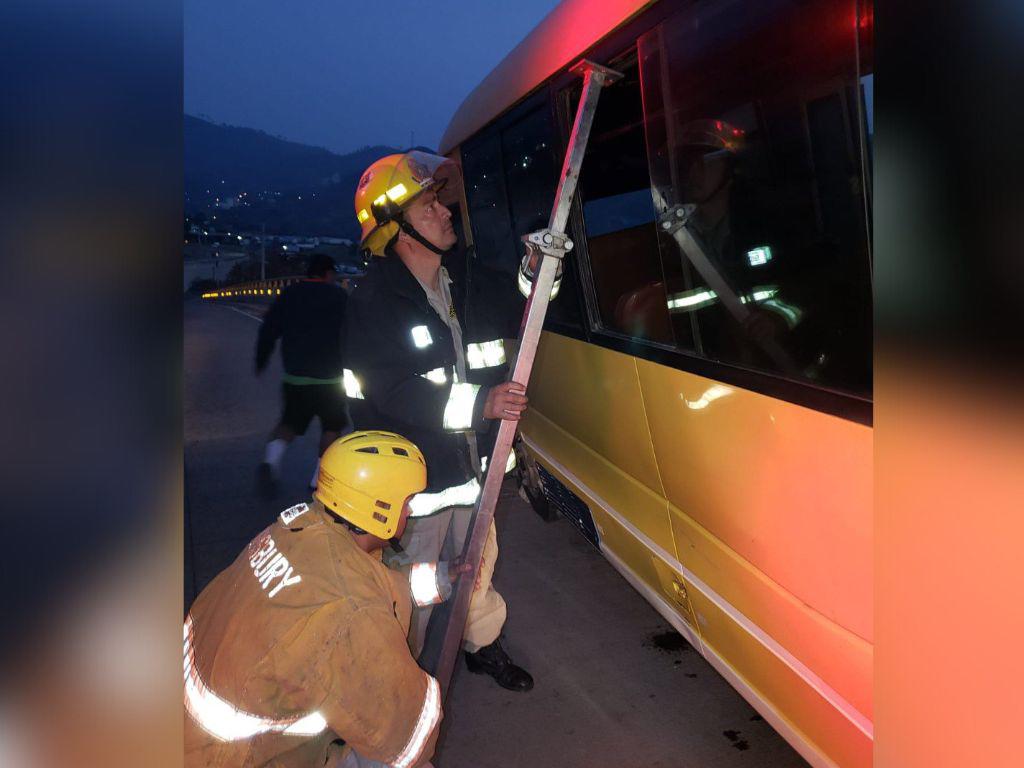 Conductor muere tras colisión con otro “rapidito”, mientras reparaba su bus en el anillo periférico