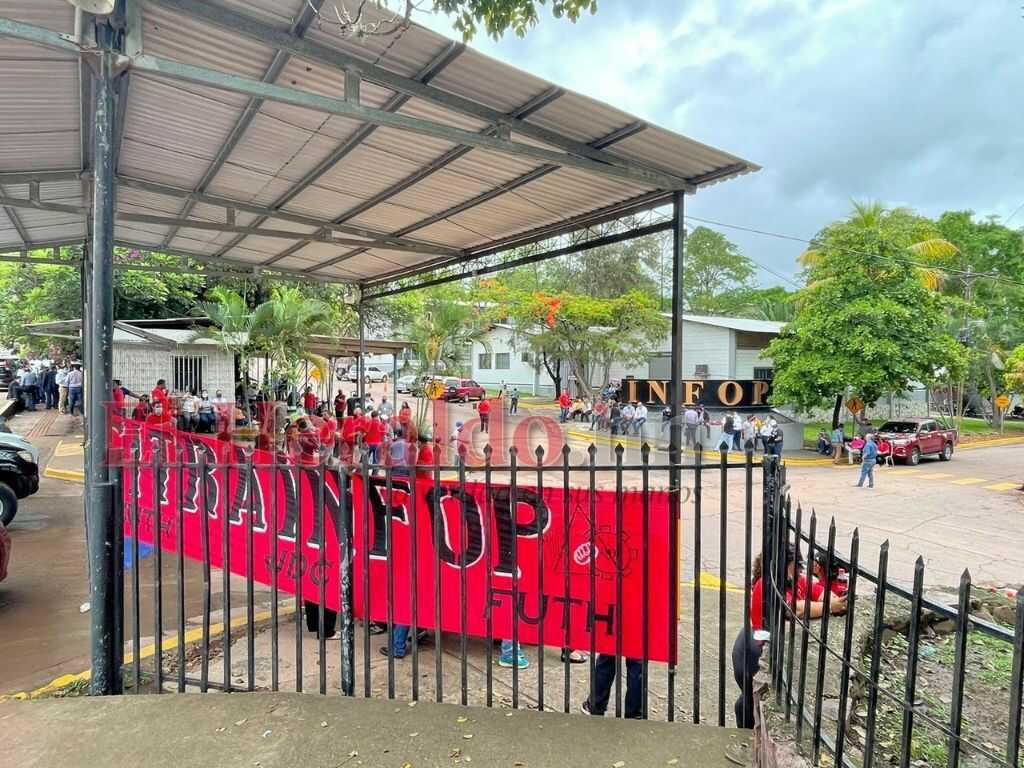 Empleados de Infop exigen cumplimiento de su contrato colectivo