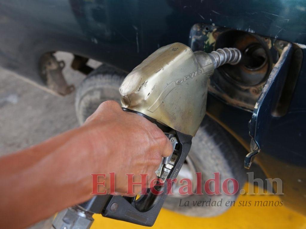 Gasolina superior se acerca a L 110 por galón en la capital