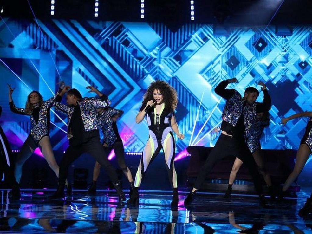 Cesia Sáenz encanta con su voz, aunque critican su baile