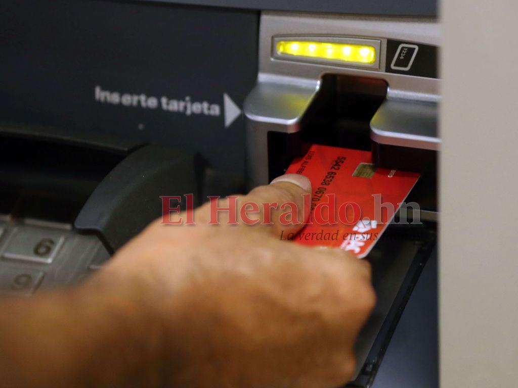 ¿Dónde monitorear las tasas de interés para tarjetas de crédito?