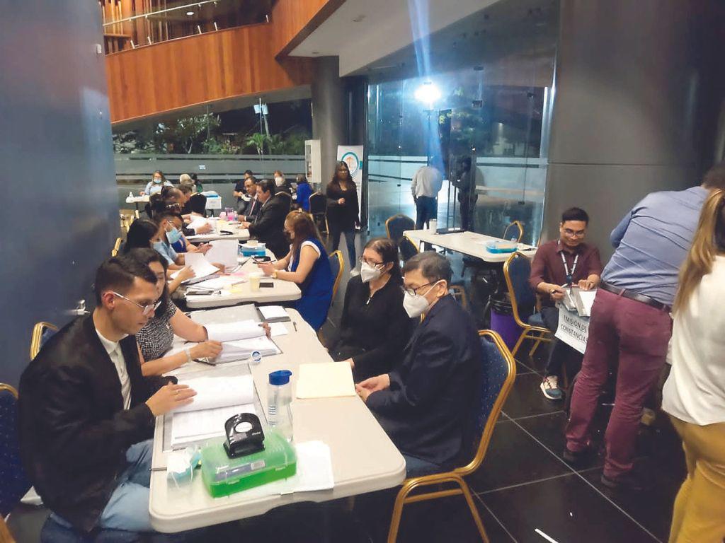 Esposos, cuñadas y un difunto se postularon a la Corte Suprema de Justicia en Honduras