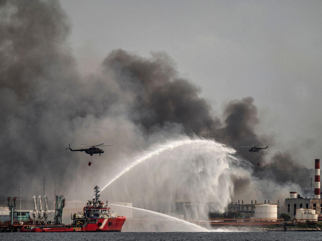 Bomberos logran controlar el incendio de tanques de petróleo en Cuba
