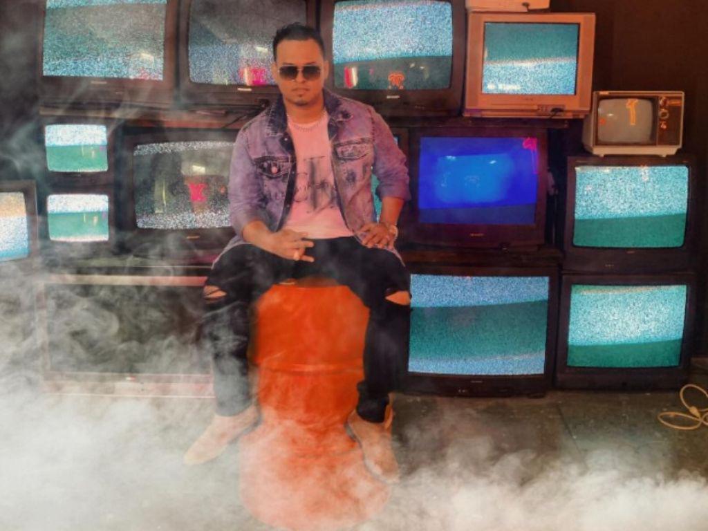 Chevez dedica emotiva canción a las madres en su día