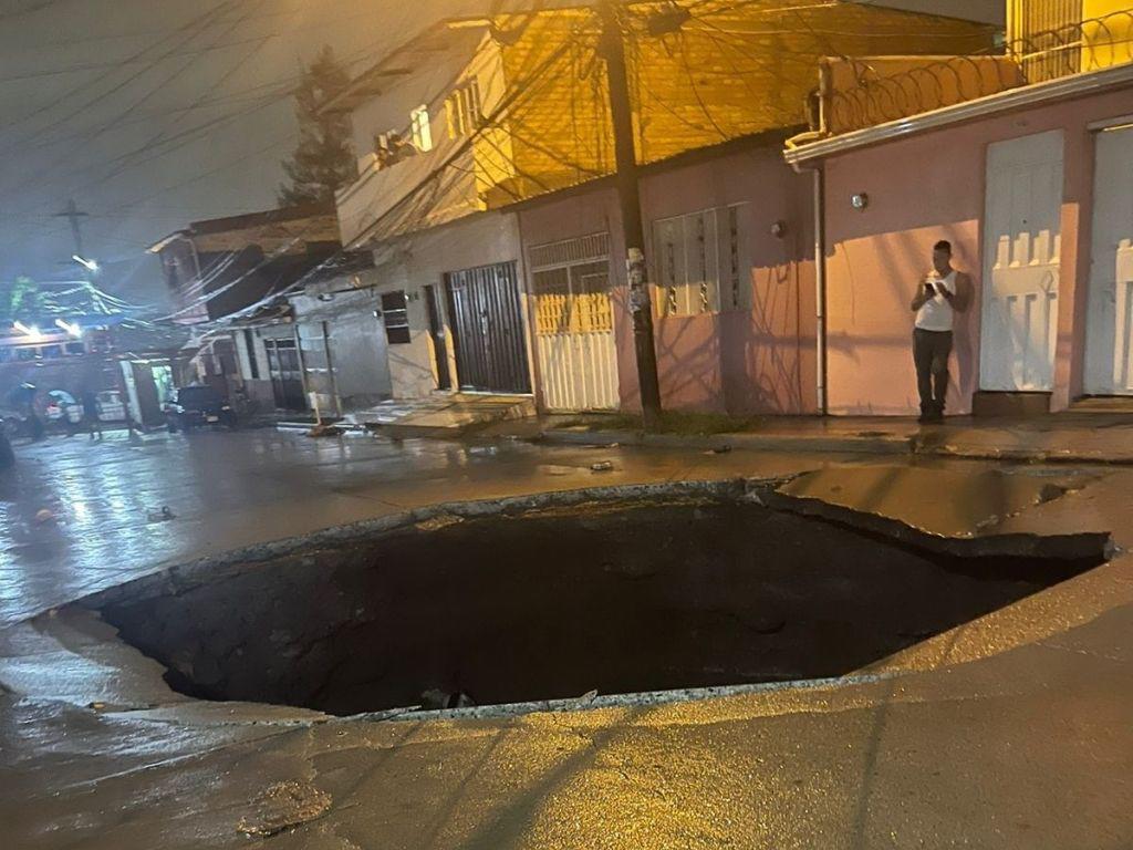 Enorme socavón alarma a los vecinos de Prados Universitarios