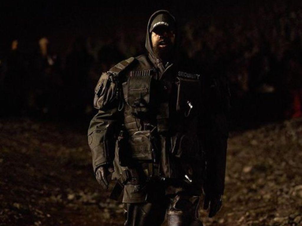 Kanye West protagoniza el desfile de Balenciaga caminando sobre el fango