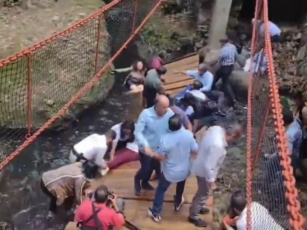 Puente colgante colapsa en Cuernavaca;  alcalde y su esposa entre los heridos