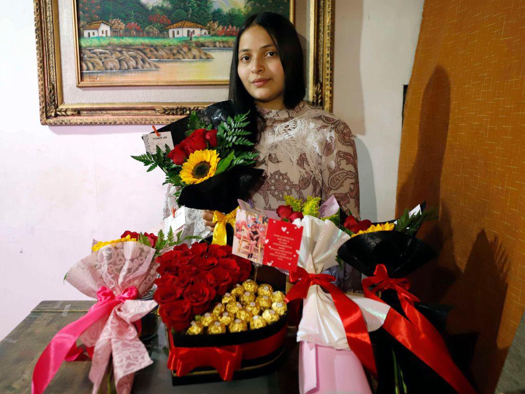 Tras perder a su padre, joven impulsó su negocio de arreglos florales