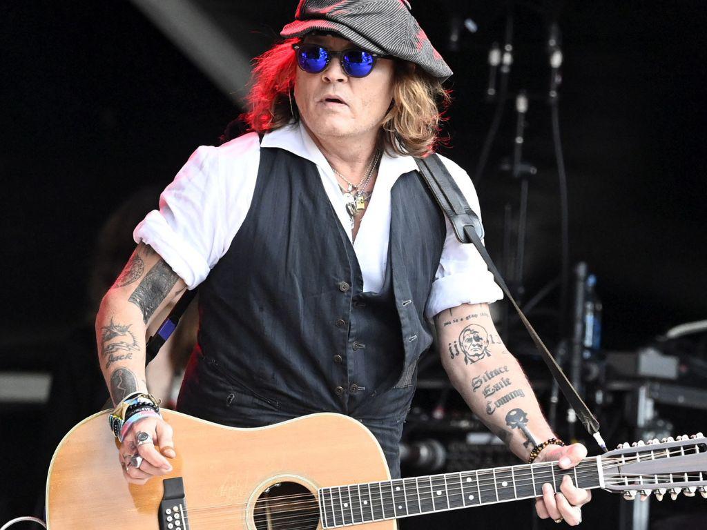 Captan a Johnny Depp con una mujer en Italia ¿Un nuevo amor?