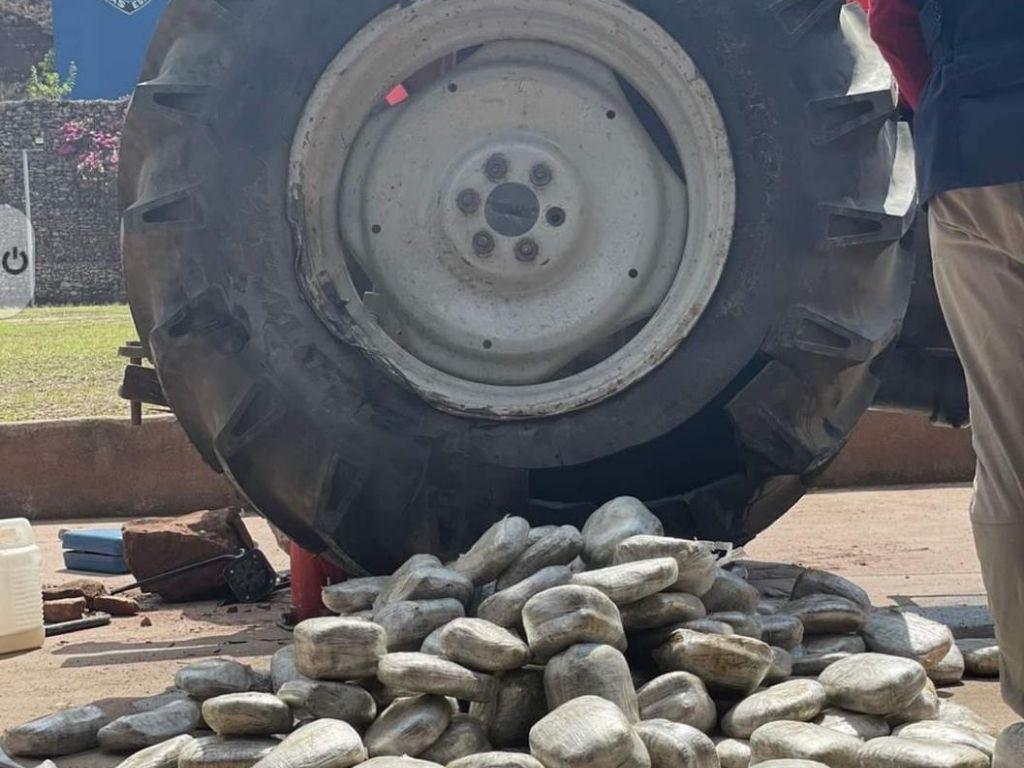 Policía de frontera encuentra supuesta droga en  llantas de un tractor en El Paraíso