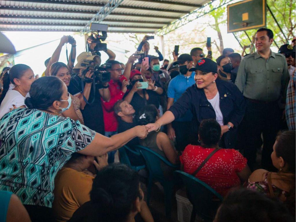 Un puente y pavimentación, entre las promesas de Xiomara Castro para afectados por lluvias en Alianza, Valle