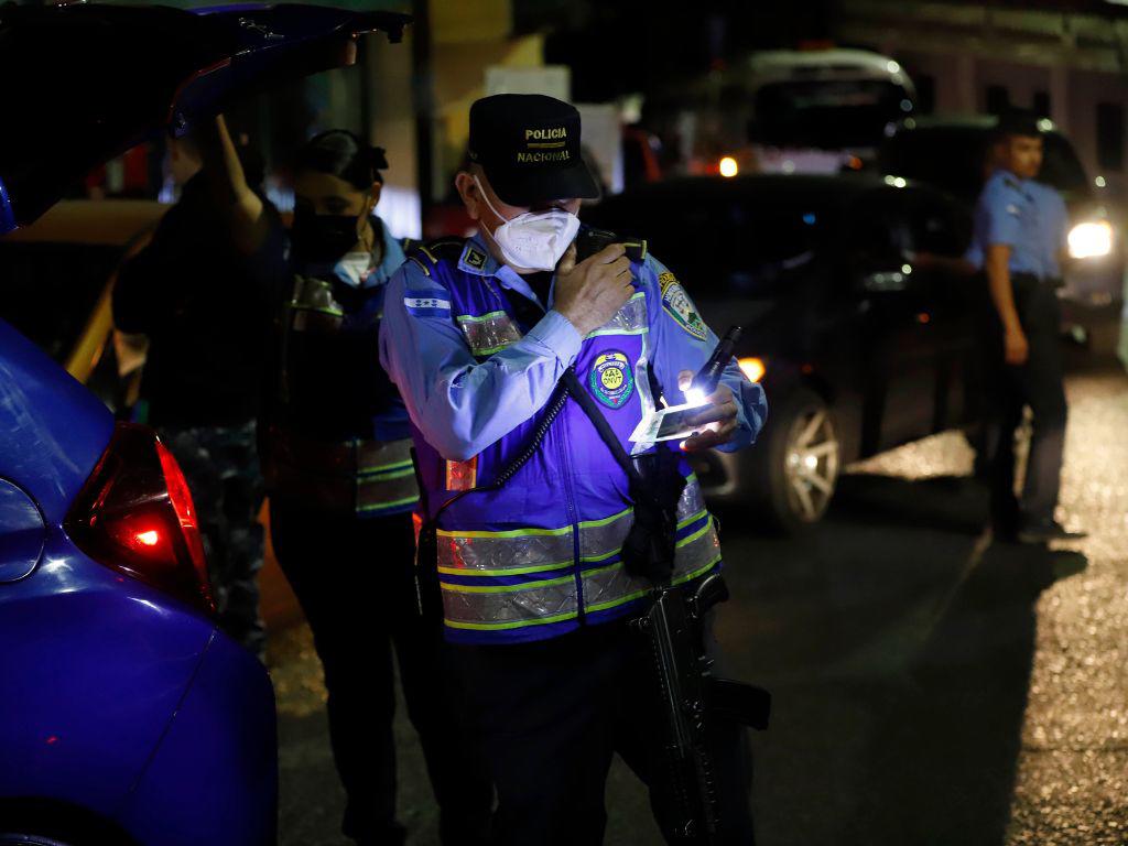 $!La inspección de vehículos en las entradas y salidas de las colonias intervenidas es una de las acciones que se han mantenido vigentes en poco más de una semana de iniciado el estado de excepción.