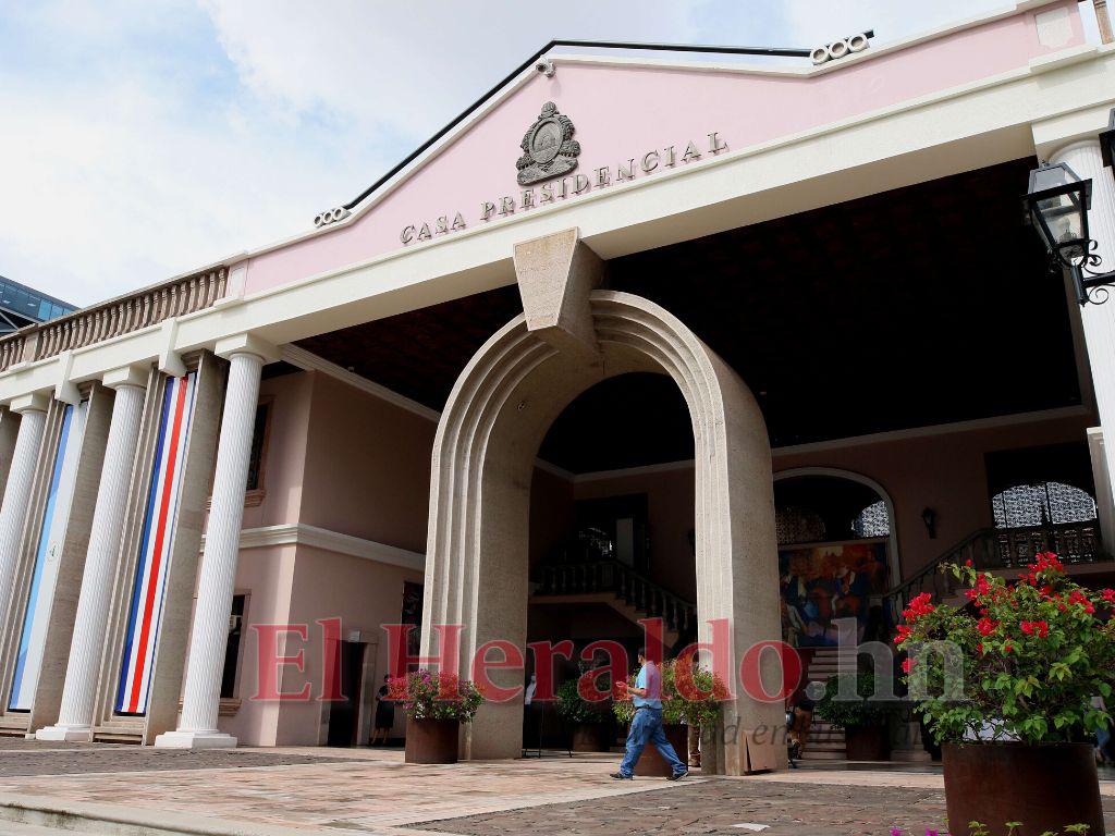 Ministros asesores ganan 109 mil lempiras en Casa Presidencial