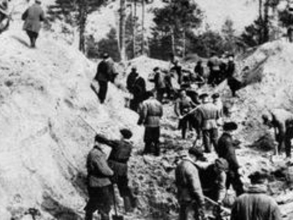 Polonia planea llevar la masacre de Katyn ante la justicia internacional