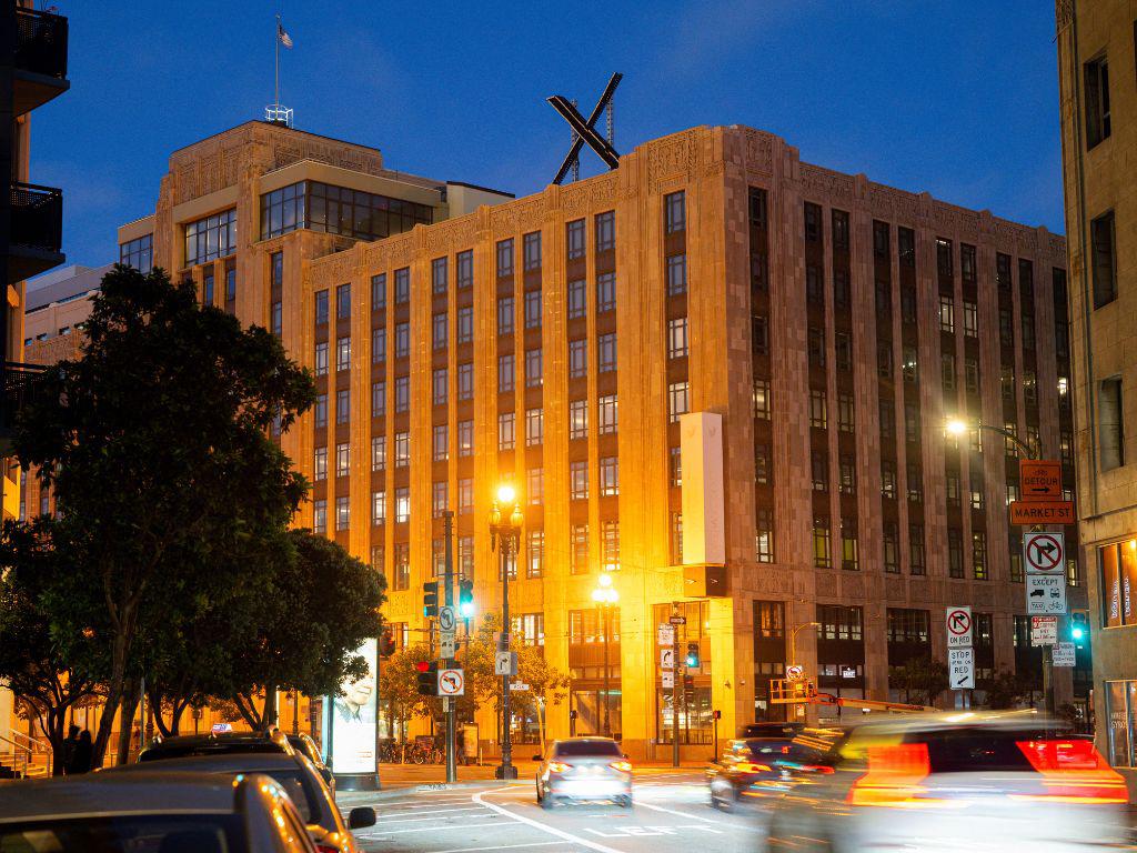 Musk obligado a retirar  la “X”, nuevo logo de Twitter, instalada en la azotea de sede en San Francisco por queja de vecinos