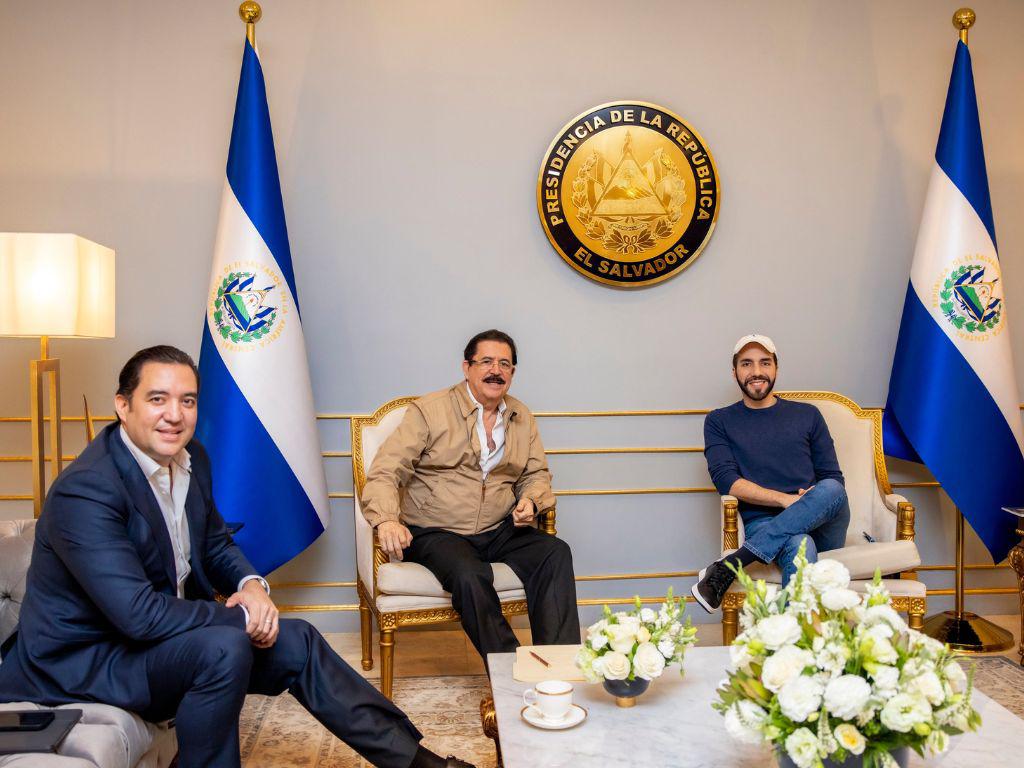 Manuel Zelaya se reúne con Nayib Bukele en El Salvador