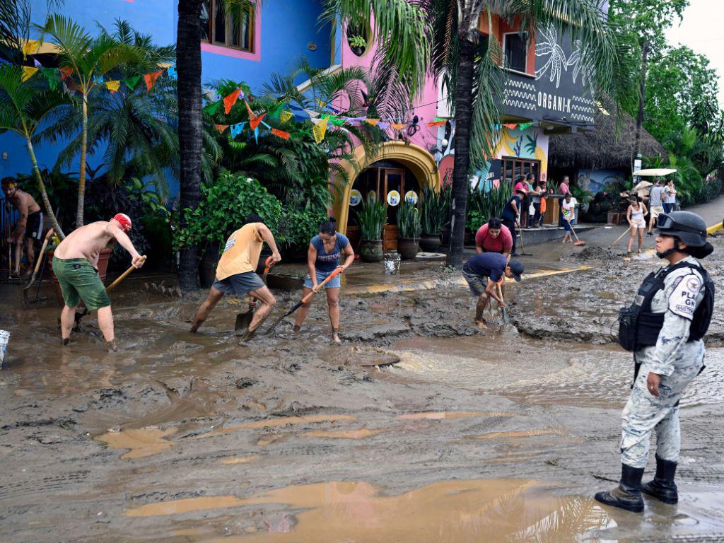 La depresión tropical Roslyn deja tres muertos en México