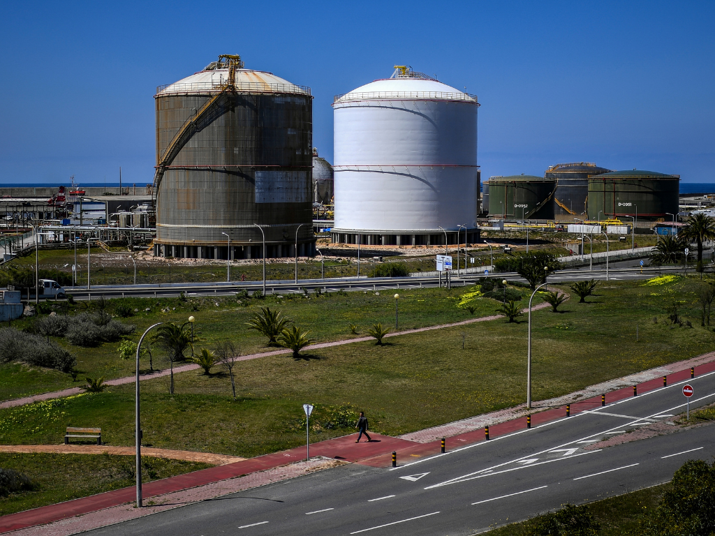 Petróleo vuelve a bajar ante promesas de la Agencia Internacional de Energía