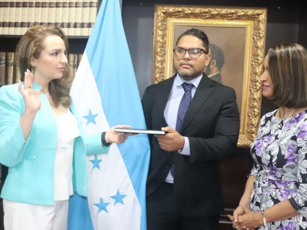Juramentan a Linda Redondo, prima del presidente del Congreso, como embajadora de Honduras en Chile
