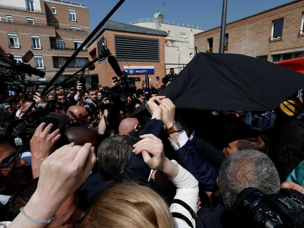 Lanzan tomates contra  Emmanuel Macron cerca de París